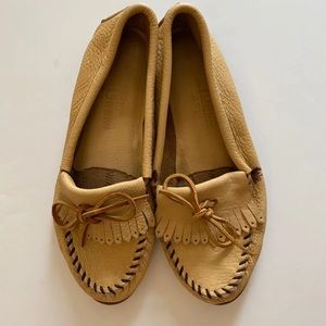 Minnetonka Moccasin 7.5 Tan Womens